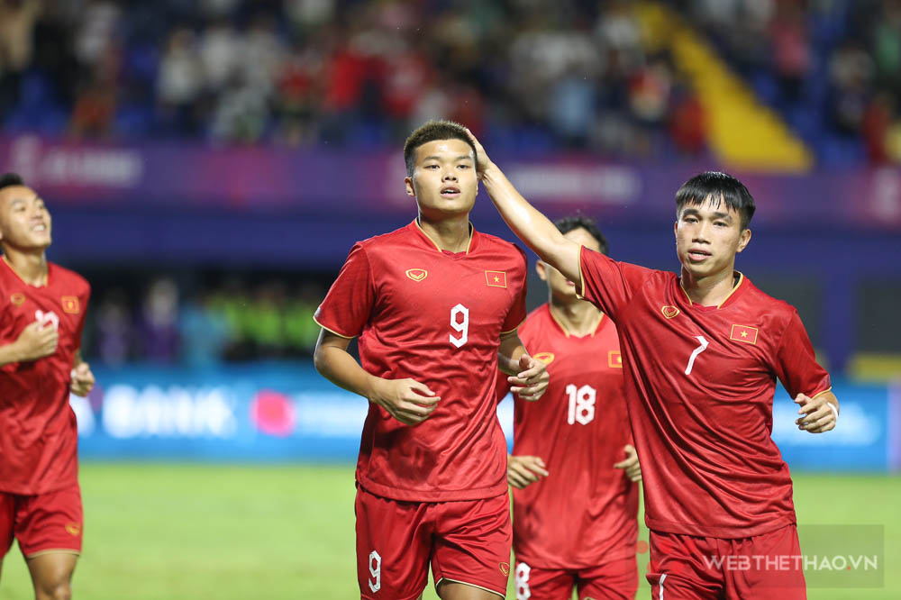 U22 Việt Nam vào bán kết sau khi U22 Malaysia bị đuổi 2 cầu thủ U22 Việt Nam vào bán kết sau khi U22 Malaysia bị đuổi 2 cầu thủ