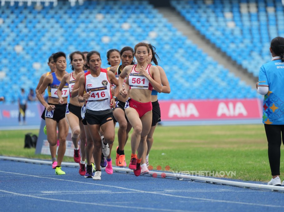 Nguyễn Thị Oanh vừa bắt kịp kỷ lục 12 HCV điền kinh SEA Games, Nguyễn Thị Huyền lại nới khoảng cách