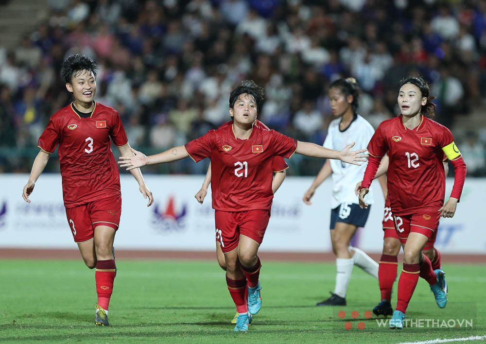 Nữ Việt Nam thắng đậm, lần thứ 10 liên tiếp lọt vào chung kết SEA Games