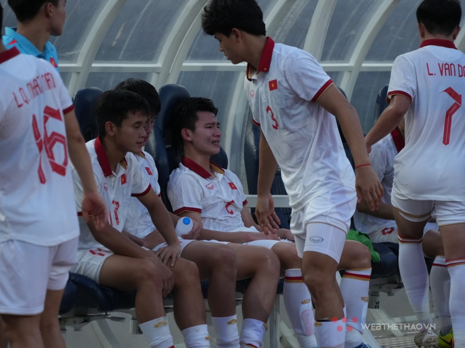 U22 Việt Nam suy sụp, rời sân trong nước mắt sau thất bại trước U22 Indonesia