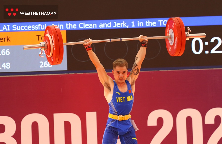 Lực sĩ Lại Gia Thành dễ dàng “hất văng” đối thủ Thái Lan, giành HCV SEA Games 32