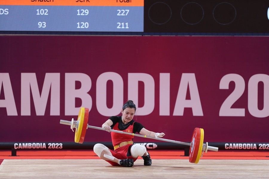 Tấm HCV bị đánh rơi không tưởng của cử tạ Việt Nam ở SEA Games 32
