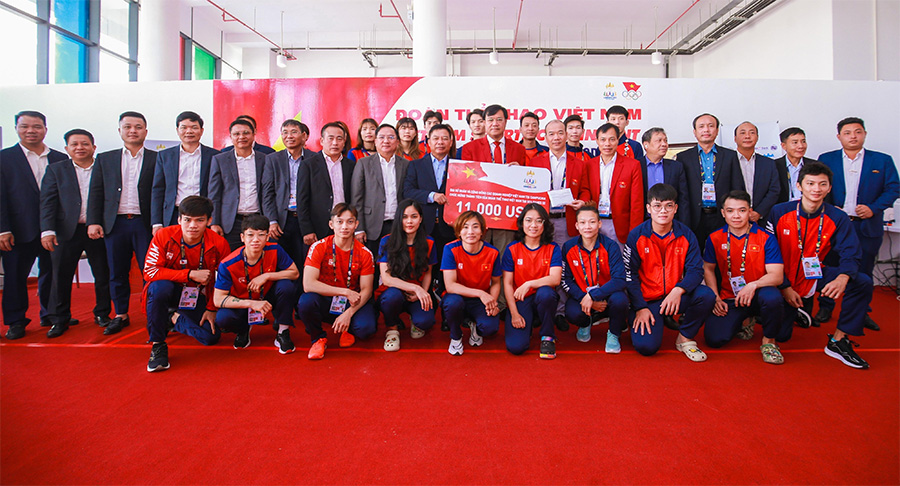 Đại sứ Nguyễn Huy Tăng thăm Đoàn Thể thao Việt Nam tại SEA Games 32