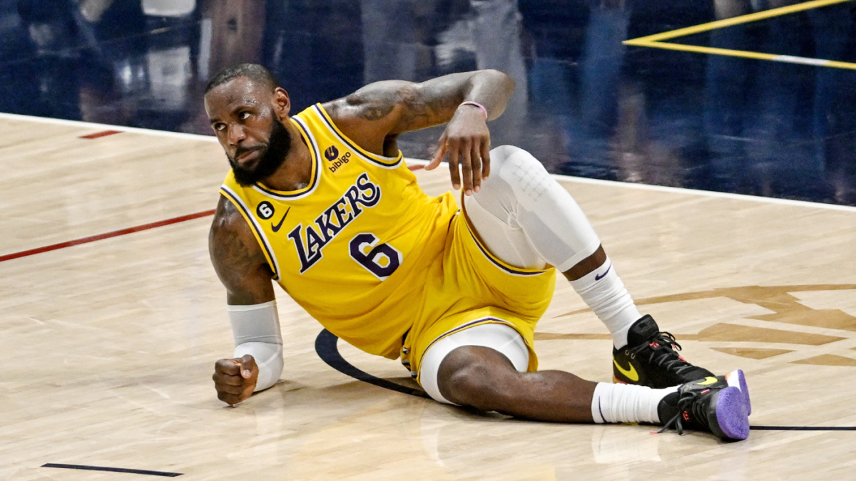 Lật cổ ch&acirc;n hai lần ở Game 2, LeBron James n&oacute;i g&igrave; về khả năng ra s&acirc;n tại Game 3?