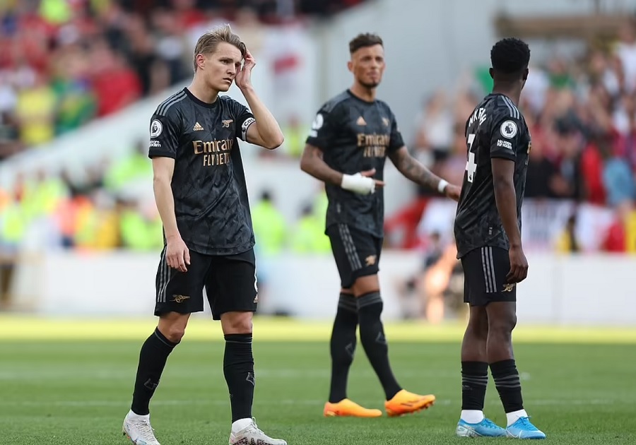Arsenal gục ngã và chính thức dâng chức vô địch cho Man City Arsenal gục ngã và chính thức dâng chức vô địch cho Man City