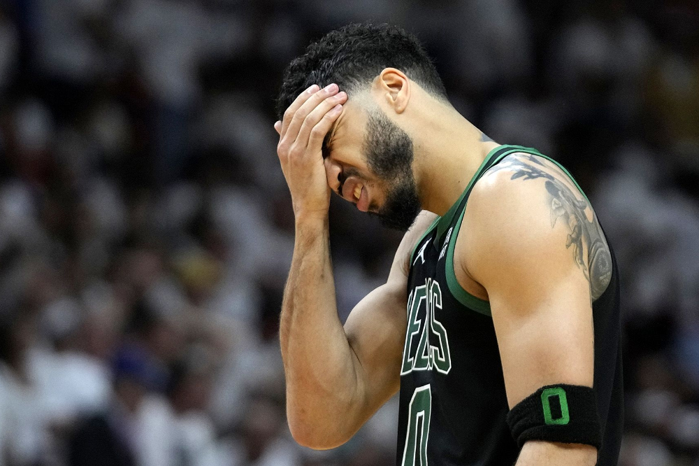 Huỷ diệt Boston, Miami Heat thắng trận thứ ba liên tiếp tại chung kết miền Đông Huỷ diệt Boston, Miami Heat thắng trận thứ ba liên tiếp tại chung kết miền Đông