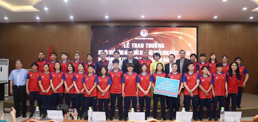 Tuyển nữ Việt Nam nhận 5,6 tỷ đồng tiền thưởng sau lần thứ 4 li&ecirc;n tiếp gi&agrave;nh HCV SEA Games