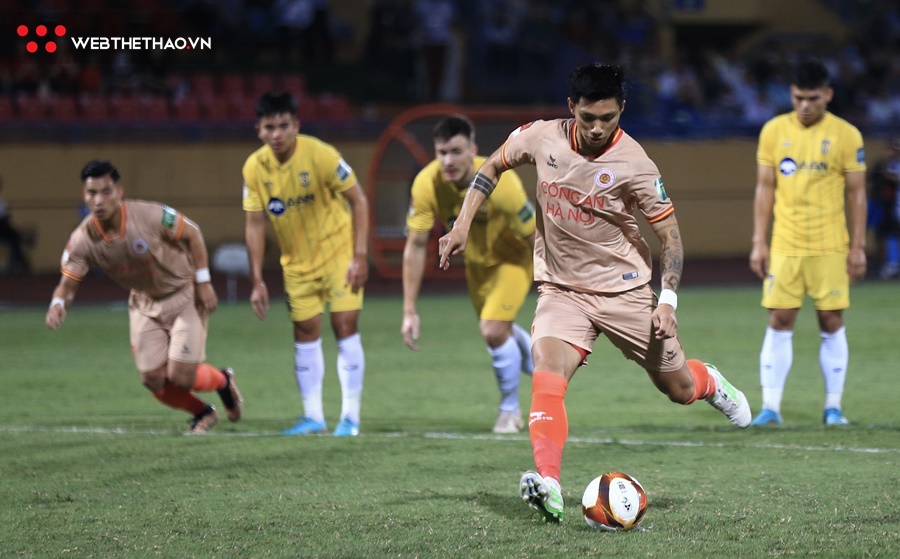 Đoàn Văn Hậu đá hỏng penalty, SLNA thua ngược CAHN vì… trọng tài