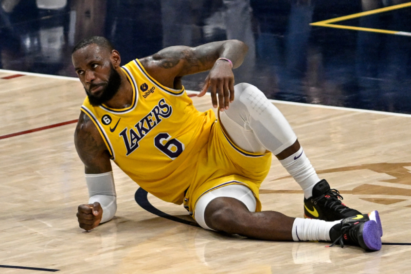 Hé lộ: LeBron James rách dây chằng, nén đau thi đấu suốt Playoffs? Hé lộ: LeBron James rách dây chằng, nén đau thi đấu suốt Playoffs?