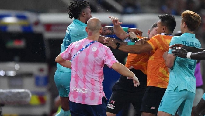 Hỗn chiến SEA Games 32 vừa mới lắng, bóng đá Thái Lan lại xảy ra đánh nhau