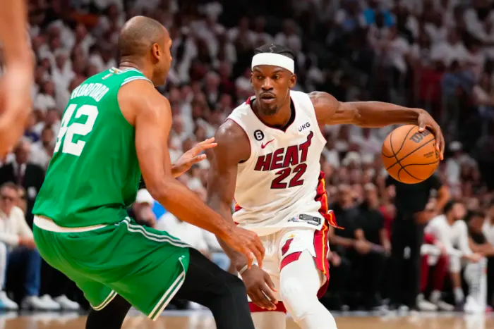 Tranh cãi ở pha bóng Jimmy Butler bị phạm lỗi cuối Game 6: Trọng tài đã đúng hay sai? Tranh cãi ở pha bóng Jimmy Butler bị phạm lỗi cuối Game 6: Trọng tài đã đúng hay sai?