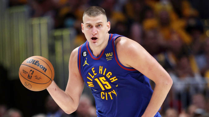 Nikola Jokic cán nhiều mốc lịch sử, sánh vai với các huyền thoại ngay trận NBA Finals đầu tiên