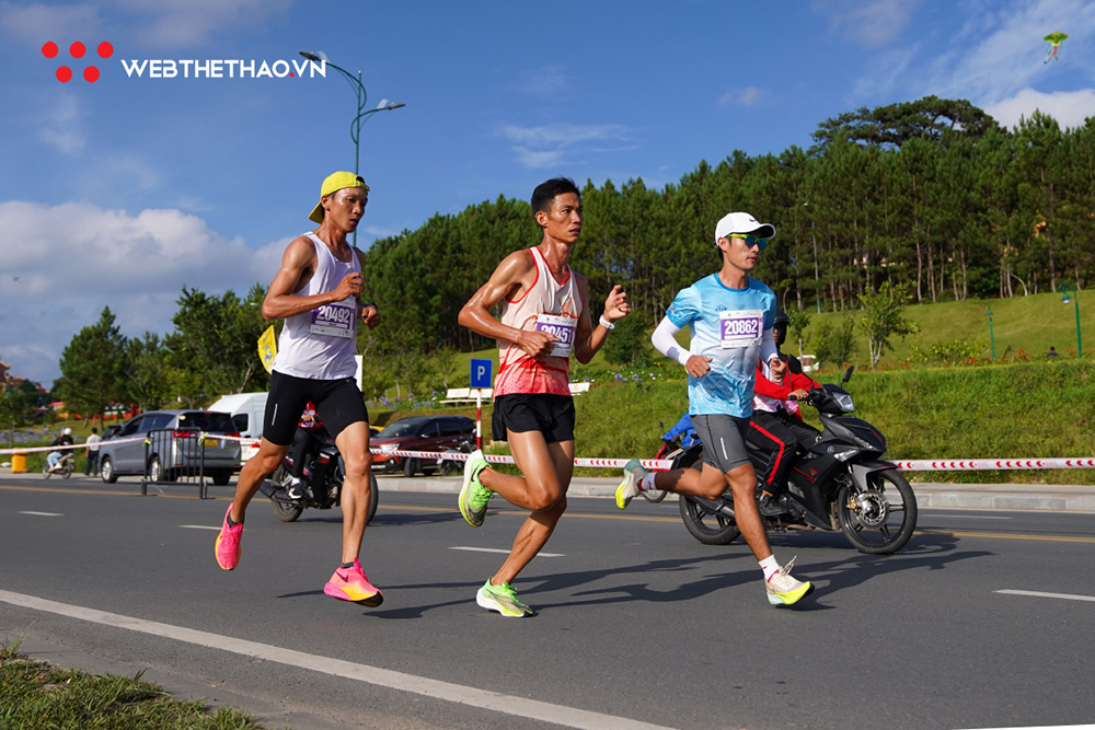 Những khoảnh khắc đẹp ph&aacute;t m&ecirc; tr&ecirc;n đường chạy Da Lat Music Night Run 2023