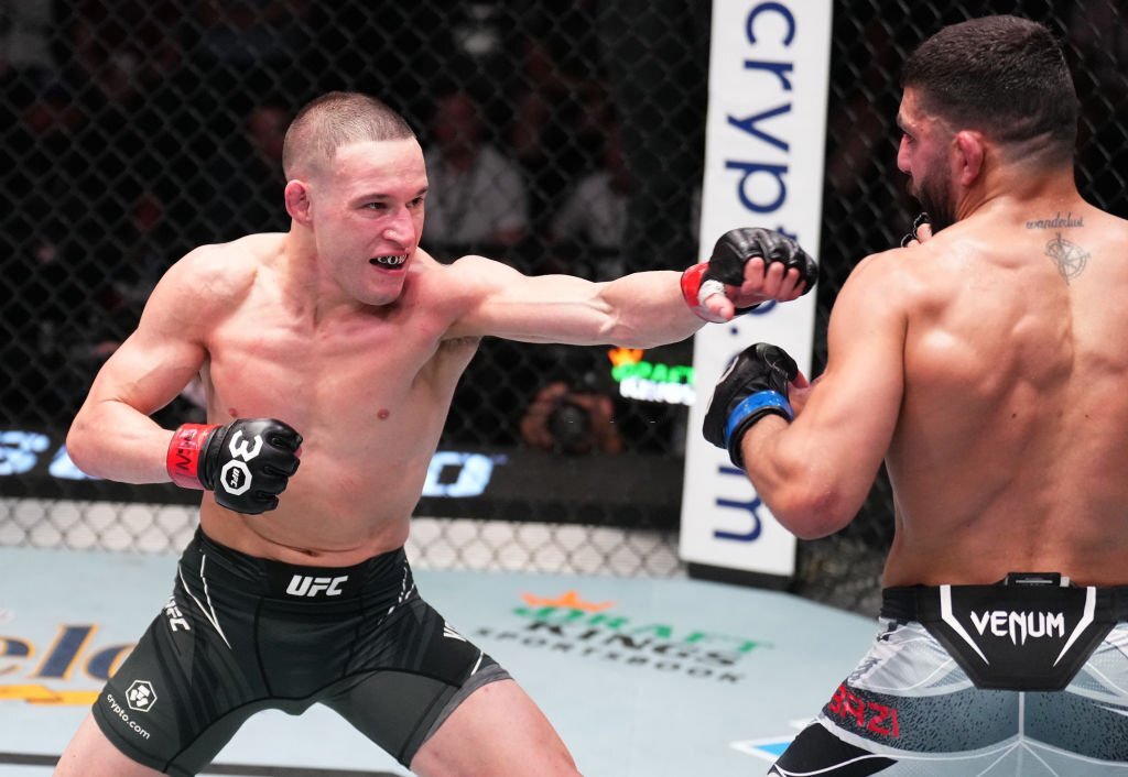 Giám định UFC lại gây tranh cãi khi để xử thua Kai Kara-France trước Amir Albazi
