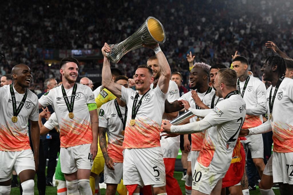 West Ham đoạt cúp châu Âu sau 58 năm dù suýt… xuống hạng