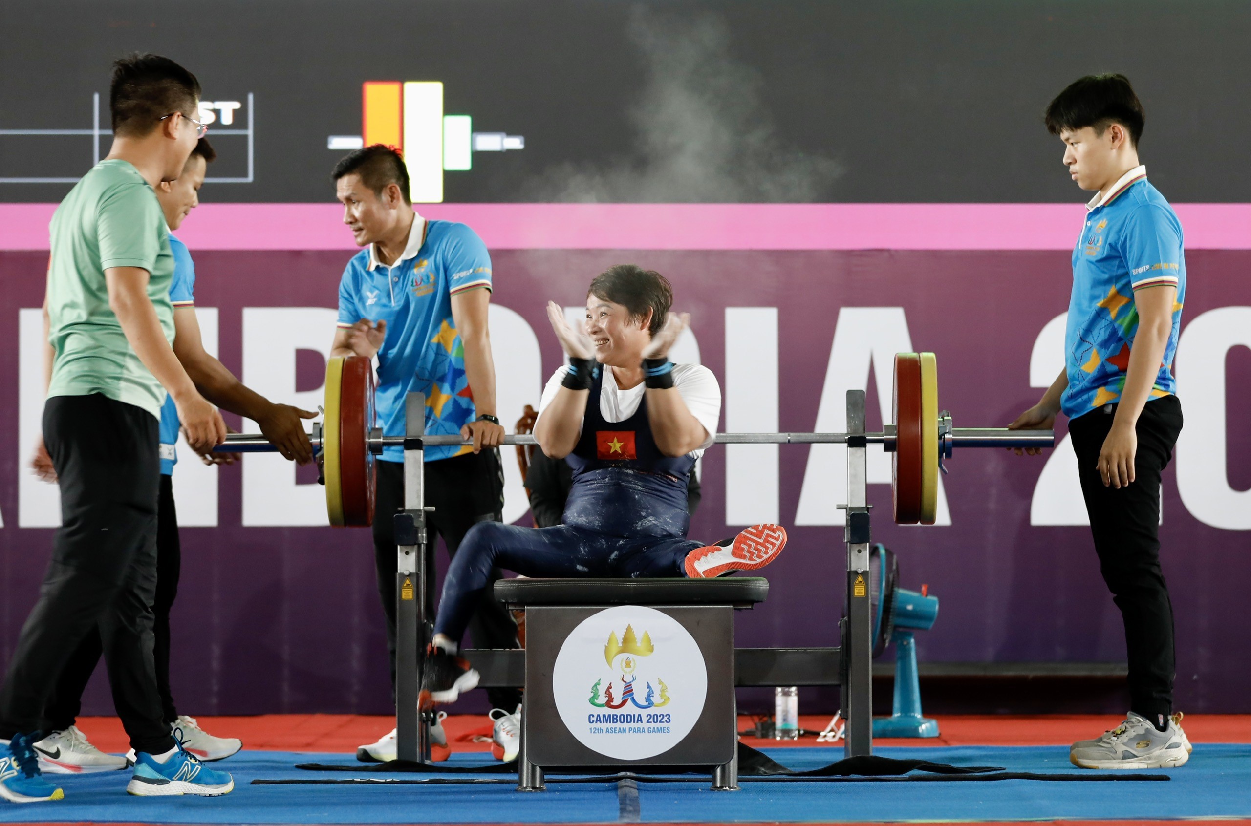 Chuyện đô cử 48 tuổi liệt chân, thắng cả ung thư, giành 2 HCV, phá kỷ lục ASEAN Para Games 2023