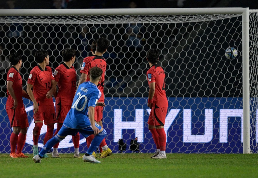 Pafundi là ai khi lập siêu phẩm sút phạt đưa Italia vào chung kết U20 thế giới?