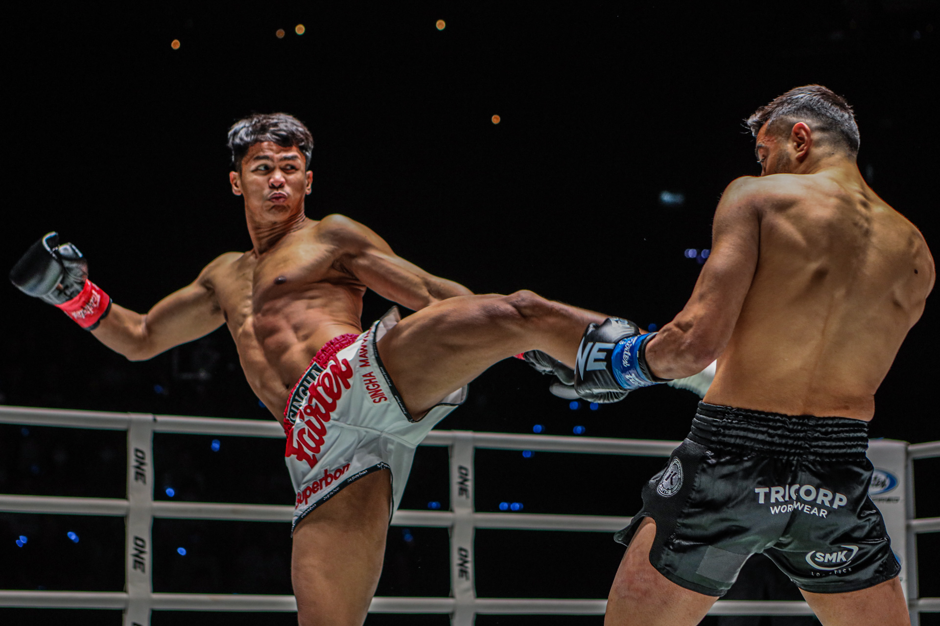ONE Fight Night 11: Superbon tung cước thần sầu, Regian Eersel chỉ mất 46 giây bảo vệ đai