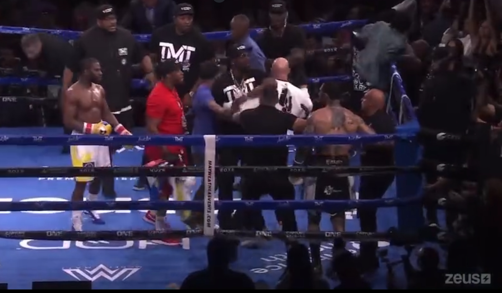 Floyd Mayweather Jr loạn đả với cháu trai trùm mafia trên sàn Boxing