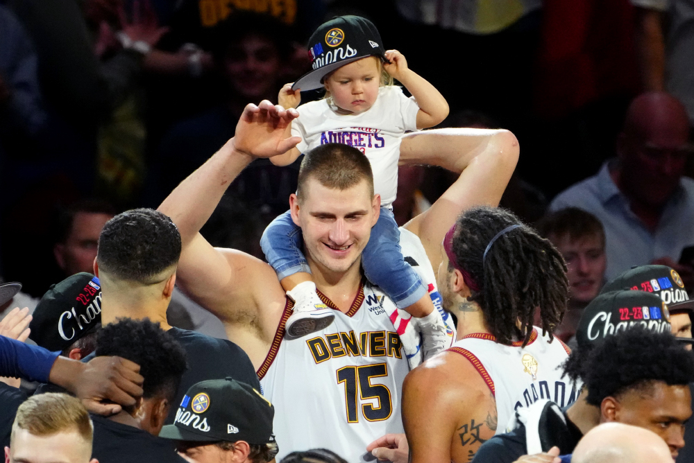 Khoảnh khắc ăn mừng v&ocirc; địch NBA h&agrave;i hước của Nikola Jokic, li&ecirc;n tục đ&ograve;i&hellip; đi về nh&agrave;
