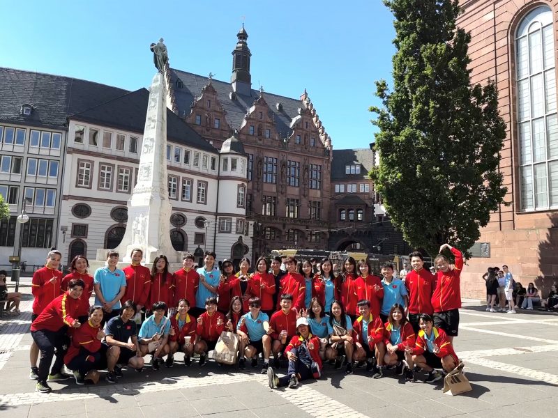 Tuyển nữ Việt Nam rạng rỡ tham quan thành phố Frankfurt
