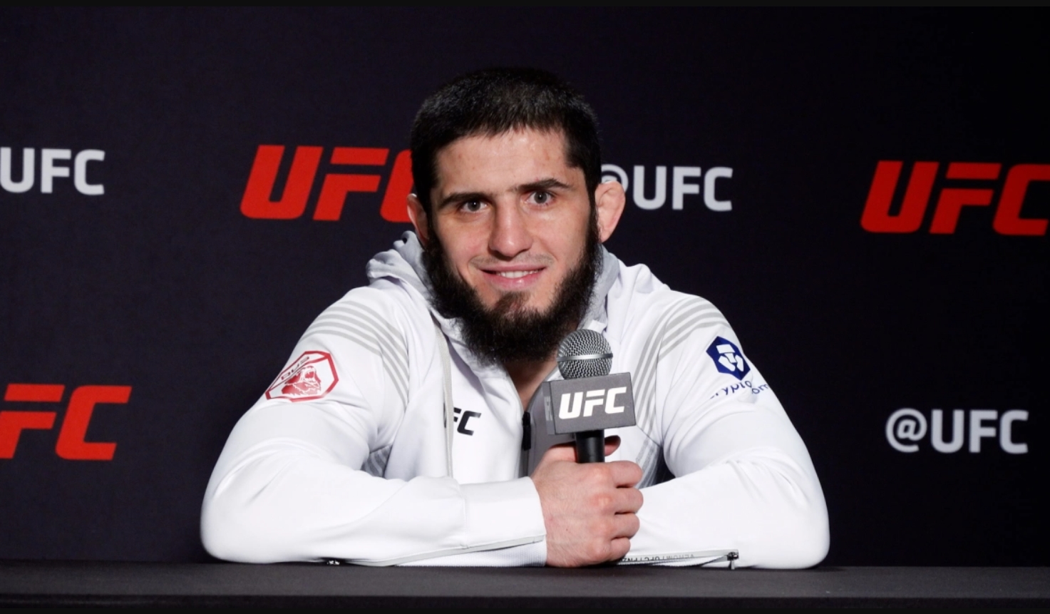 Islam Makhachev chế nhạo chiếc đai BMF trong trận Poirier vs. Gaethje tại UFC 291