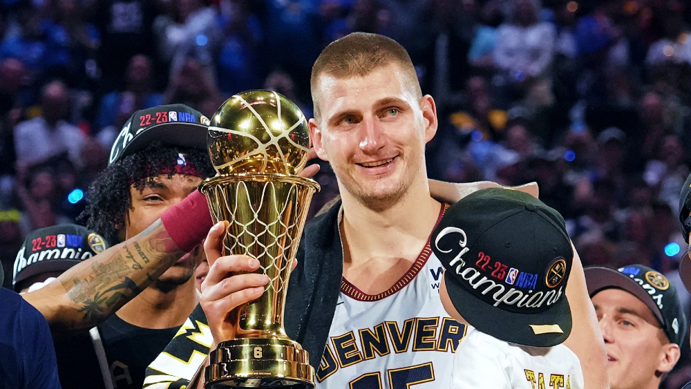 Nikola Jokic tiếp tục tấu hài, thất lạc cúp NBA Finals MVP sau khi vô địch Nikola Jokic tiếp tục tấu hài, thất lạc cúp NBA Finals MVP sau khi vô địch