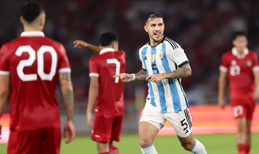Cầu thủ 18 tuổi của Argentina lừa qua thủ môn Indonesia vẫn không thể ghi bàn