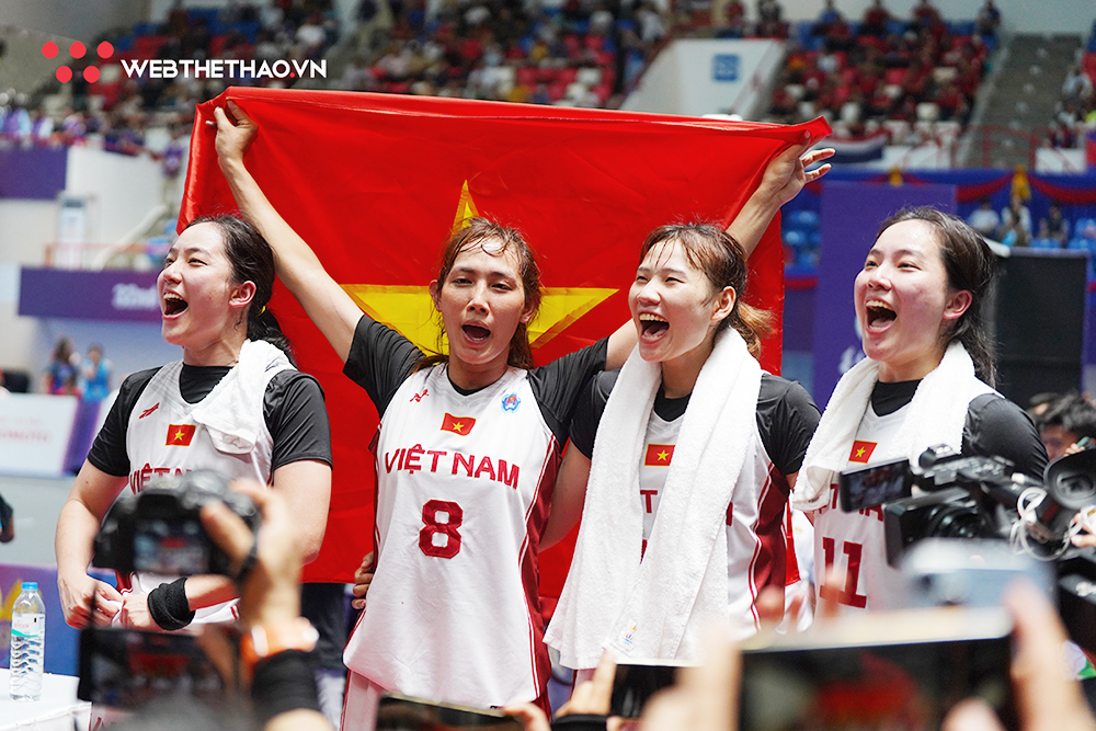 Nhìn lại tấm HCV bóng rổ SEA Games 32: Từ giọt nước mắt tiếc nuối đến cảm giác hạnh phúc tột cùng Nhìn lại tấm HCV bóng rổ SEA Games 32: Từ giọt nước mắt tiếc nuối đến cảm giác hạnh phúc tột cùng