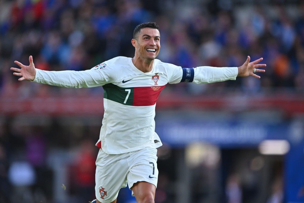 Ronaldo ăn mừng trận thứ 200 với Bồ Đào Nha bằng bàn thắng quyết định Ronaldo ăn mừng trận thứ 200 với Bồ Đào Nha bằng bàn thắng quyết định