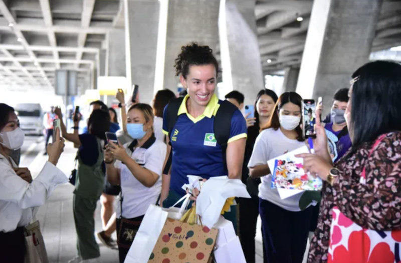 NHM b&oacute;ng chuyền Th&aacute;i Lan cuồng nhiệt đ&oacute;n h&agrave;ng loạt đội b&oacute;ng lớn tới Bangkok tham dự VNL 2023