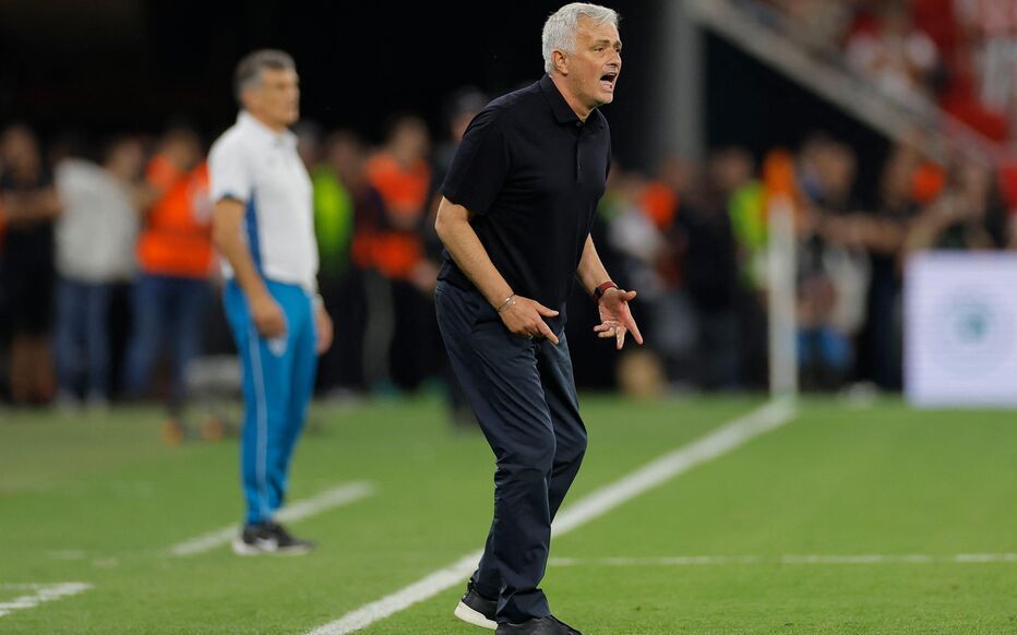 Jose Mourinho bị phạt nặng sau khi xúc phạm trọng tài
