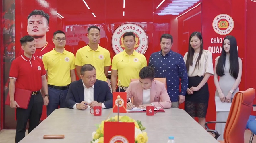 Quang Hải dẫn bạn gái dự ký kết hợp đồng, gia nhập CLB CAHN là “trang mới sự nghiệp” Quang Hải dẫn bạn gái dự ký kết hợp đồng, gia nhập CLB CAHN là “trang mới sự nghiệp”