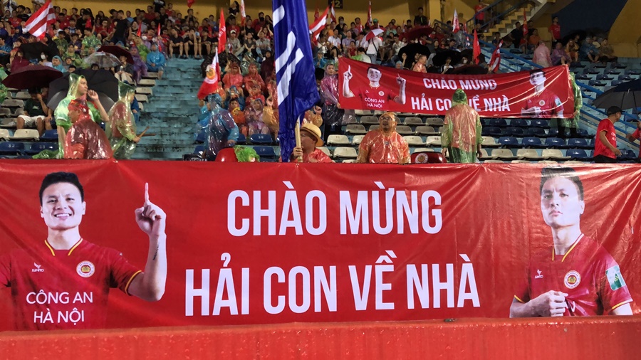 Khán giả CAHN hào hứng chào đón Quang Hải "trở về nhà"