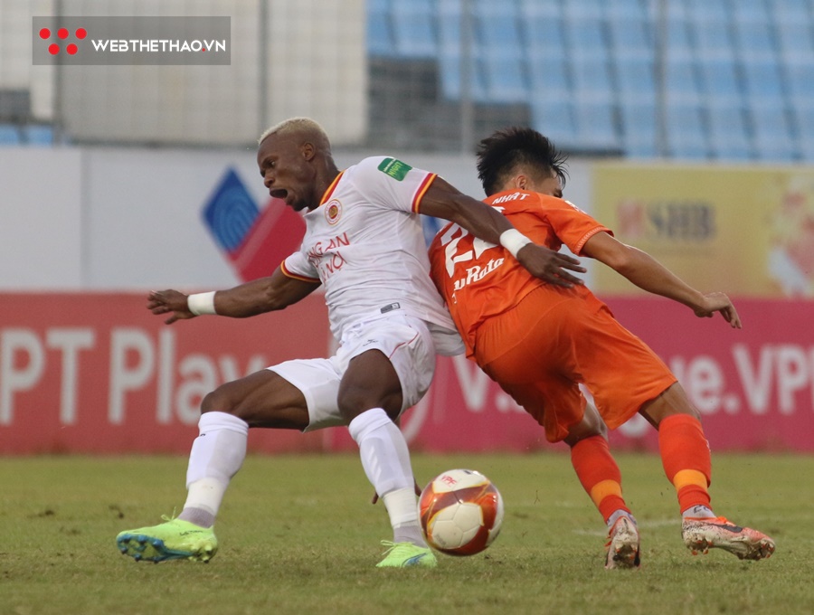 Nửa chặng đường V.League 2023 khép lại: Ai đua vô địch, ai phải chạy trốn "tử thần"?