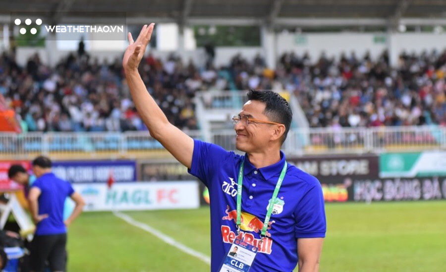 Rơi v&agrave;o nhóm cu&ocirc;́i, HLV Kiatisuk tự tin HAGL sẽ trụ hạng V.League 2023