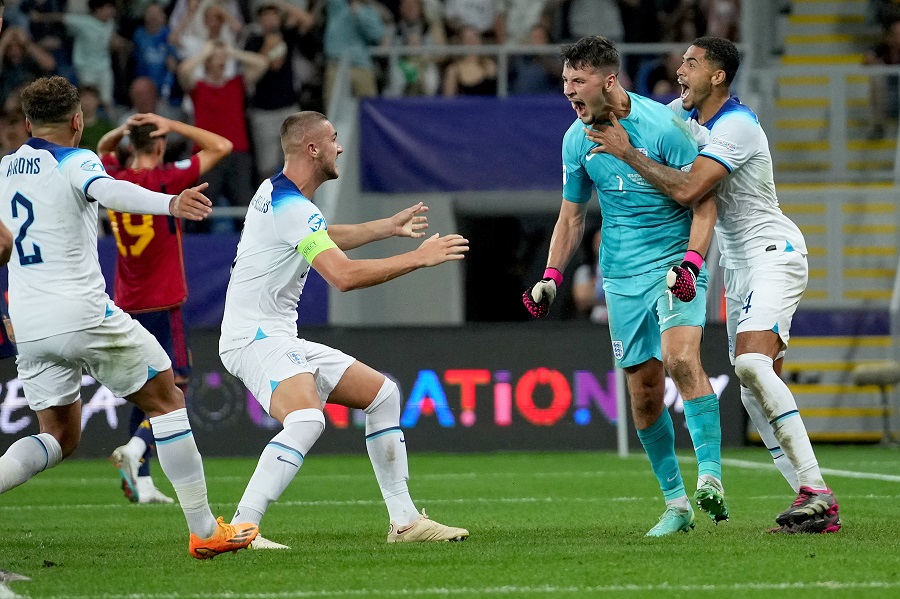 Thủ môn Man City trở thành người hùng của Anh vô địch U21 châu Âu