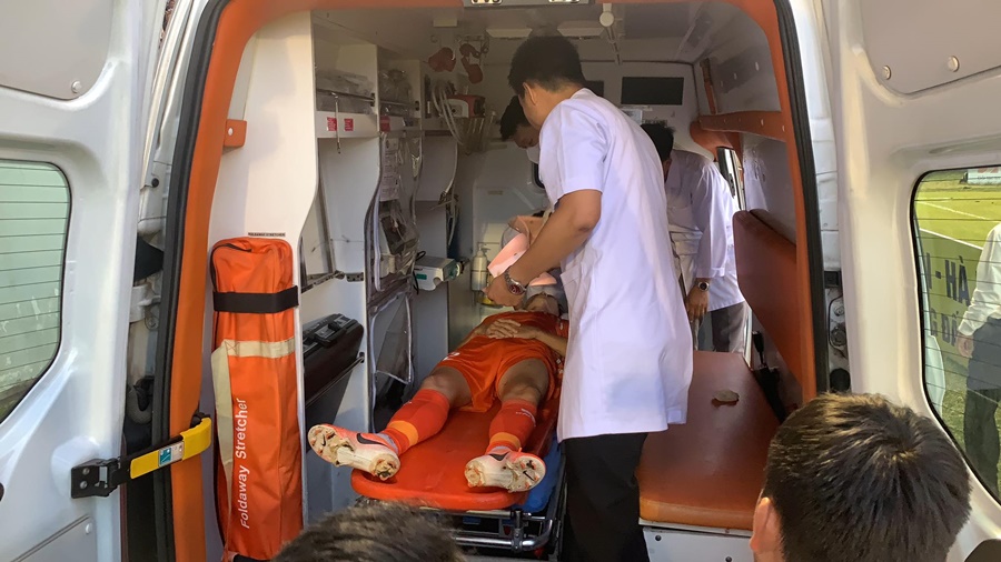 Mới đ&aacute; 6 ph&uacute;t, cầu thủ Đ&agrave; Nẵng nhập viện cấp cứu v&igrave; chấn thương ở v&ugrave;ng cổ