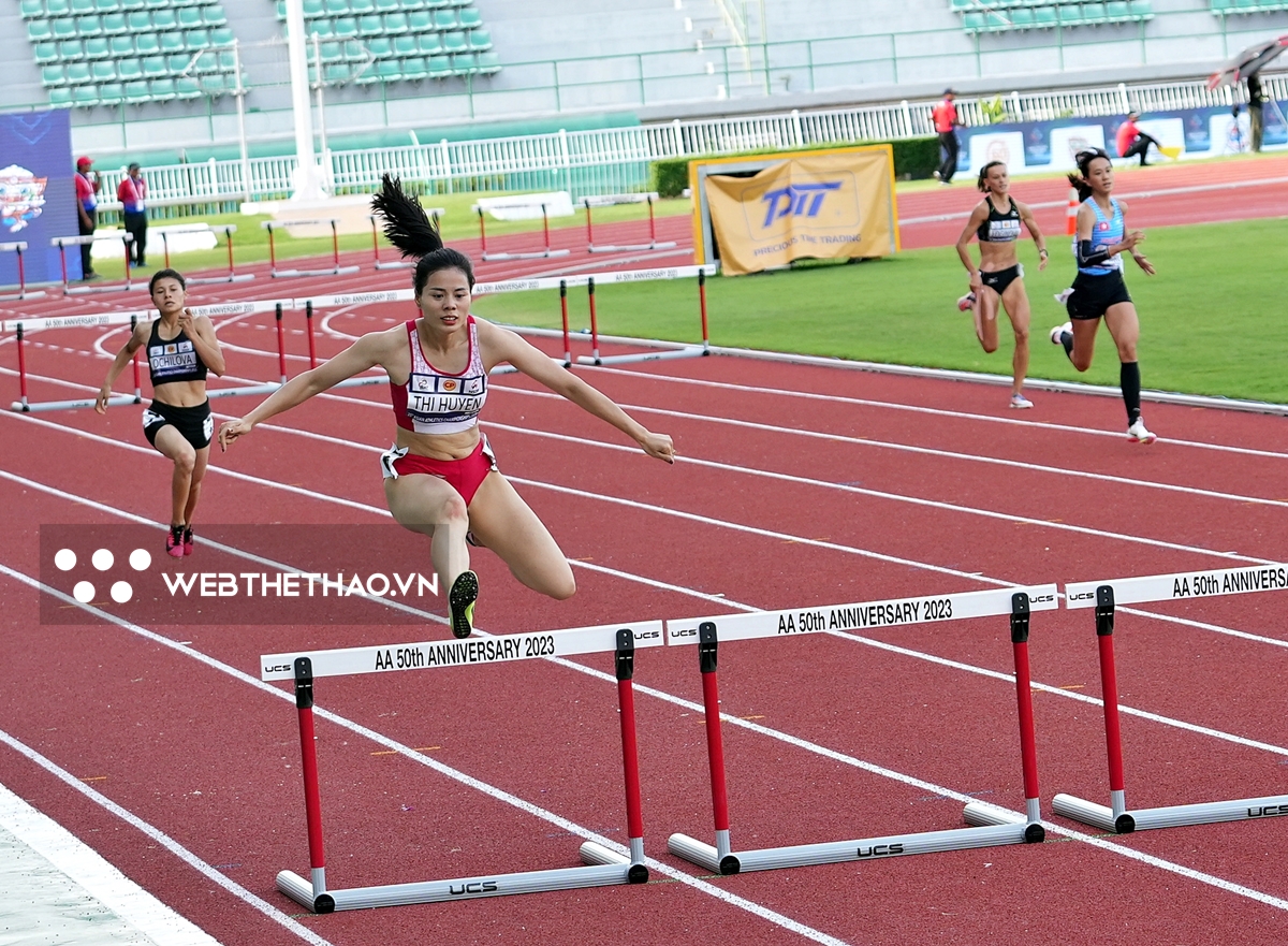 Kỷ lục gia Nguyễn Thị Huyền ngậm ngùi nhìn “bại tướng” SEA Games giành HCV 400m rào châu Á