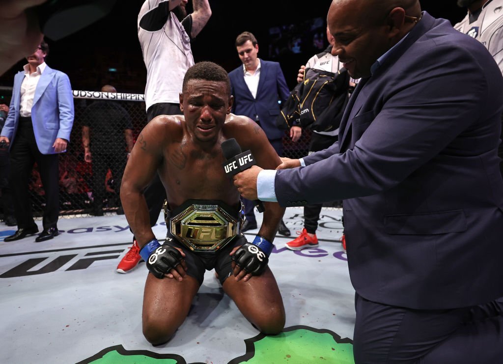 Đương kim vô địch UFC Jamahal Hill phải bỏ đai vì... chơi bóng rổ? Đương kim vô địch UFC Jamahal Hill phải bỏ đai vì... chơi bóng rổ?