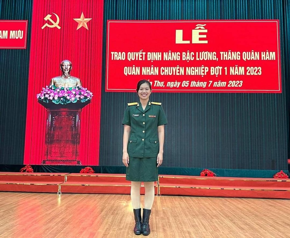 Siêu kình ngư Ánh Viên khoe thăng hàm Trung tá, dân mạng chúc mừng rần rần