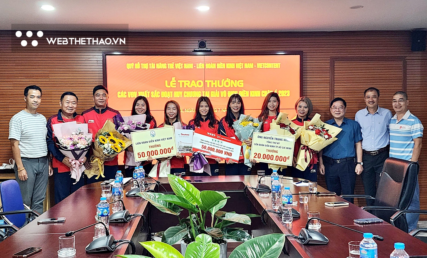 Các cô gái vàng đội hình 4x400m nữ nhận thưởng sau tấm HCV giải vô địch châu Á