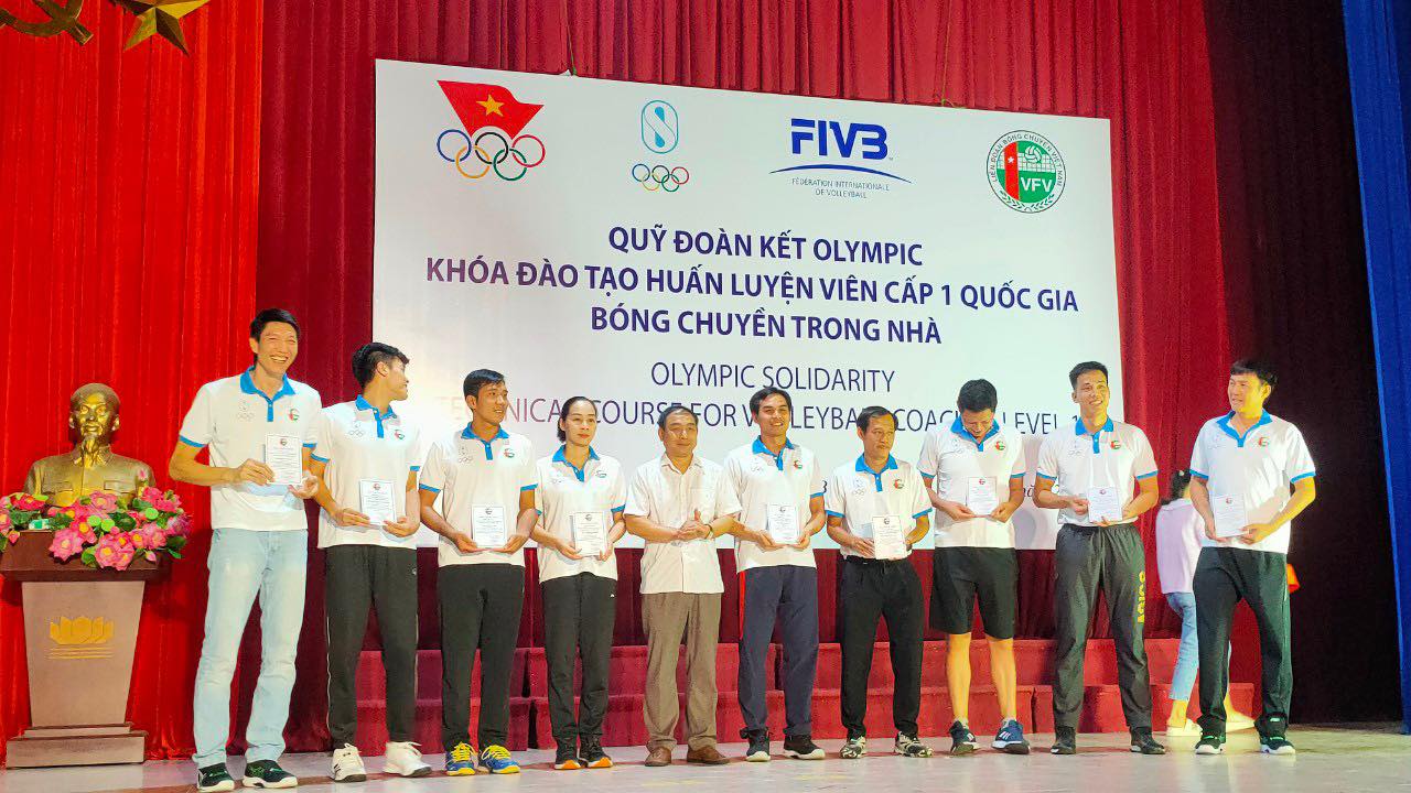 "Oanh tạc cơ" Ngô Văn Kiều, vợ chồng HLV Trần Giáp, Bùi Huệ nhận bằng HLV cấp I quốc gia
