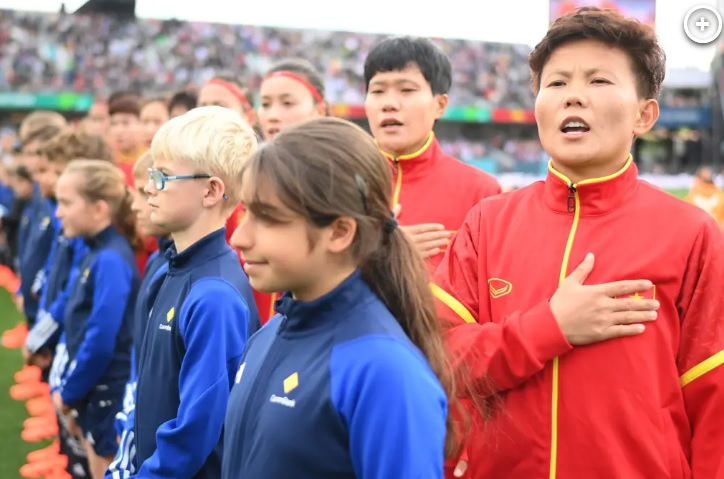 Truyền thông Mỹ: "Phần lớn tuyển thủ Mỹ không hát Quốc ca, còn ĐT Việt Nam hát Quốc ca say mê đầy tự hào"