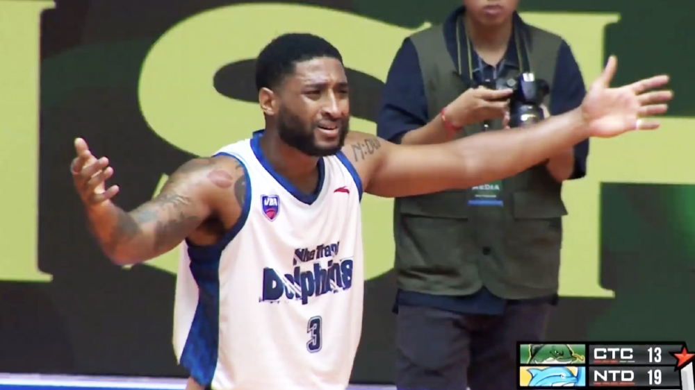 Video: Madarious Gibbs bị đuổi ngay lập tức sau pha va chạm với DeAngelo Hamilton