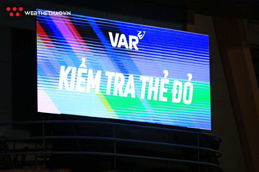 Cận cảnh tình huống VAR vào cuộc đầu tiên ở V.League