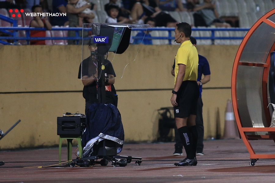 VAR lần đầu áp dụng ở V.League: Có quá cồng kềnh?