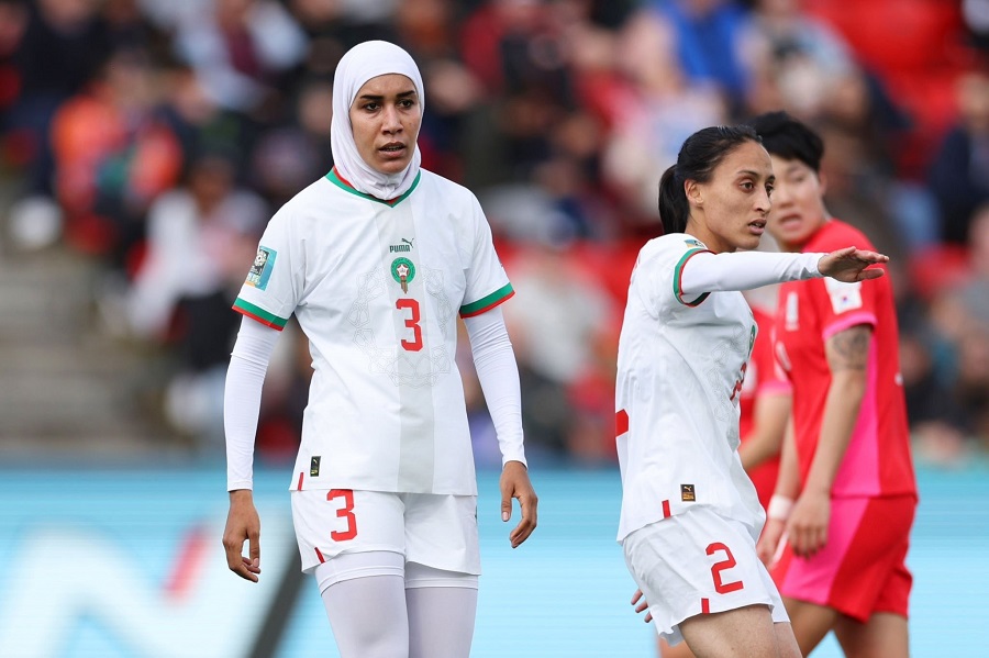 World Cup nữ lần đầu tiên xuất hiện cầu thủ trùm đầu