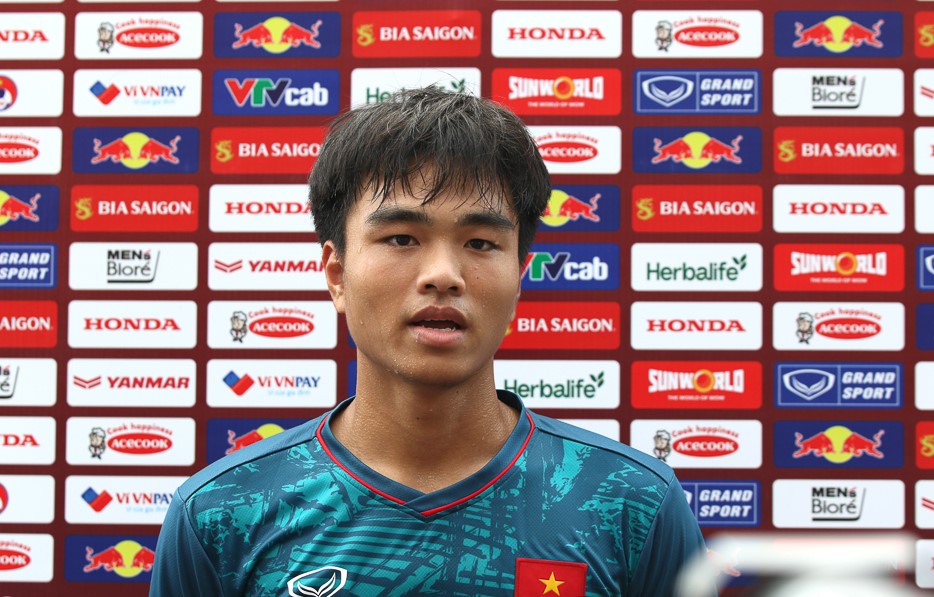 Vì sao mới 17 tuổi, Nguyễn Công Phương có thể trụ vững ở U23 Việt Nam?