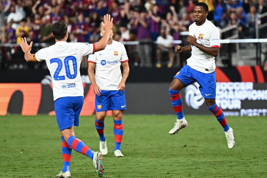 AC Milan bị Barcelona hạ gục sau khi tân binh phung phí cơ hội